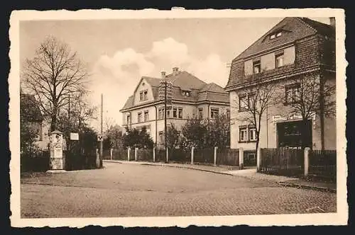 AK Arnsdorf /Sa., Niederstrasse mit Gemeindeamt