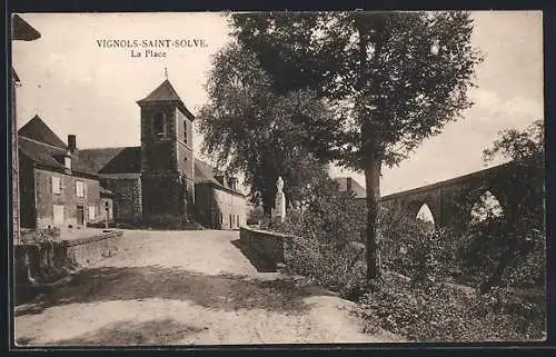 AK Vignols-Saint-Solve, La Place avec église et statue