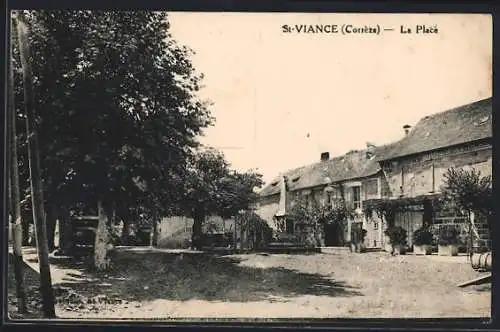 AK Saint-Viance, La Place et maisons bordées d`arbres