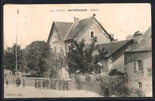 AK Sainte-Fortunade, L`École avec des enfants devant le bâtiment principal