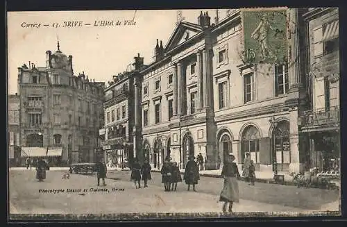 AK Brive, L`Hôtel de Ville et passants sur la place