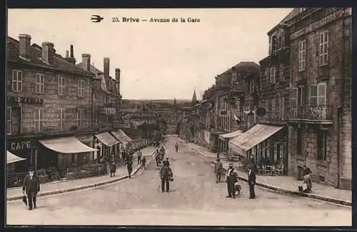 AK Brive, Avenue de la Gare avec passants et bâtiments historiques