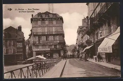 AK Brive, Rue Toulzac et Place Latreille avec enseignes et passants