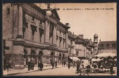 AK Brive, L`Hôtel de Ville et la Grand`Place animée