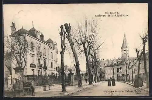 AK Brive, Boulevard de la République avec arbres et bâtiments historiques