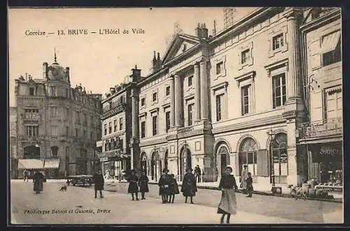 AK Brive, L`Hôtel de Ville et scène de rue animée