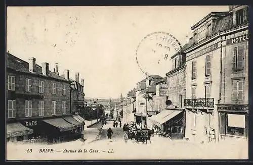 AK Brive, Avenue de la Gare avec voitures et passants