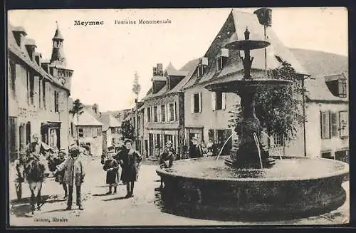 AK Meymac, Fontaine Monumentale et rue animée avec passants et bâtiments historiques