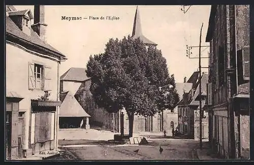 AK Meymac, Place de l`Église avec arbre central et bâtiments environnants