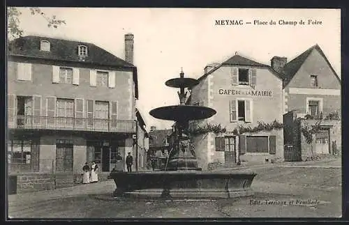 AK Meymac, Place du Champ de Foire avec fontaine et Café de la Mairie