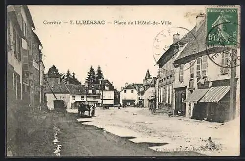 AK Lubersac, Place de l`Hôtel-de-Ville avec vue sur la rue animée et calèche