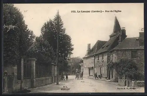 AK Le Lonzac, Rue de l`Église animée par des passants et maisons traditionnelles