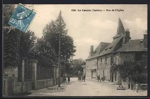 AK Le Lonzac, Rue de l`Église avec bâtiments et passants