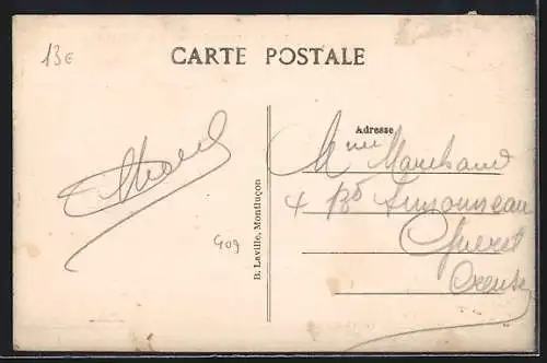 AK Le Lonzac, Rue de l`Église avec bâtiments et passants