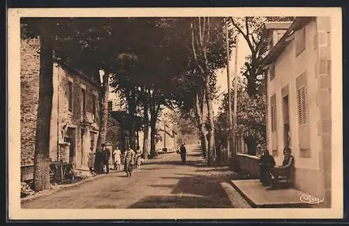 AK Le Lonzac, Avenue de la Gare avec passants et maisons ombragées