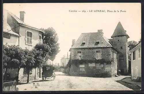 AK Le Lonzac, Place de la Poste avec calèche et bâtiments historiques