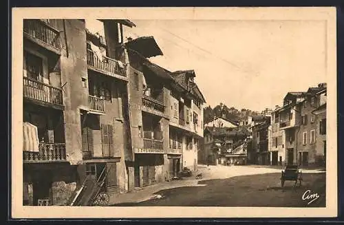 AK Tulle, Rue animée avec maisons anciennes et charrette