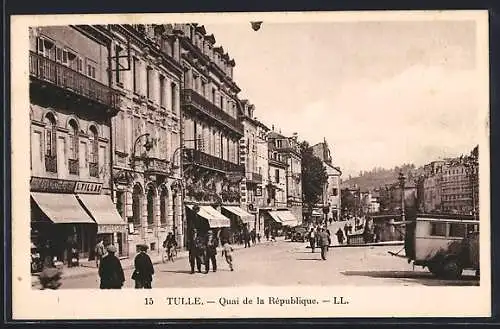 AK Tulle, Quai de la République avec passants et bâtiments historiques