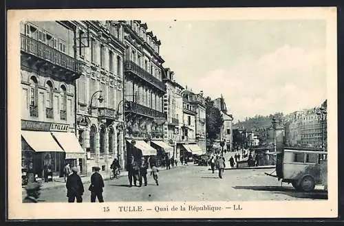 AK Tulle, Quai de la République avec passants et boutiques animées