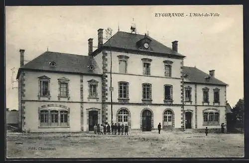 AK Eygurande, L`Hôtel-de-Ville avec des habitants devant le bâtiment