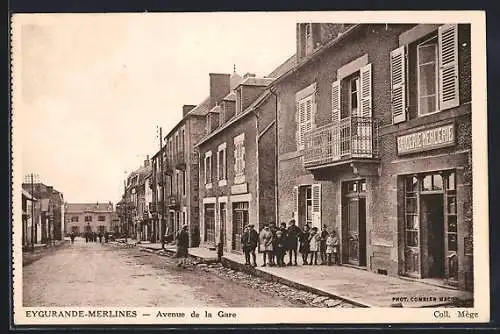 AK Eygurande-Merlines, Avenue de la Gare avec bâtiments et passants