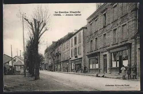 AK Ussel, Avenue Carnot avec bâtiments et passants