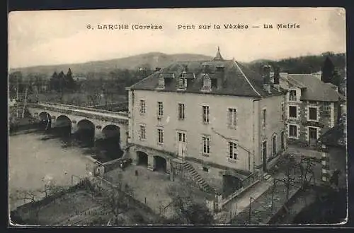 AK Larche, Pont sur la Vézère et la Mairie