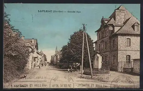 AK Lapleau, Grande Rue animée avec bâtiments historiques