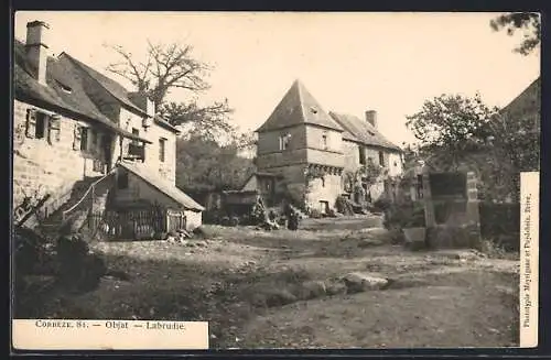 AK Objat, Vue du hameau de Labrudie avec bâtiments historiques