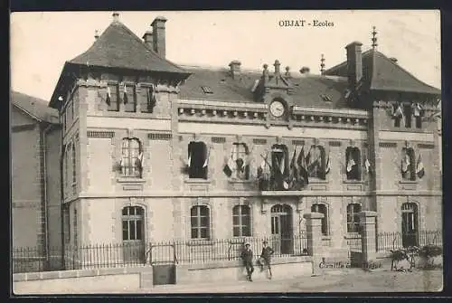 AK Objat, Écoles avec facade ornée de drapeaux et horloge centrale