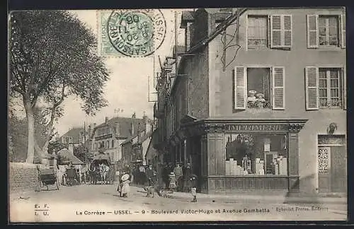 AK Ussel, Boulevard Victor Hugo et Avenue Gambetta avec imprimerie et passants