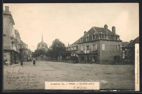 AK Objat, Grande place avec bâtiments et église en arrière-plan