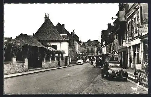 AK Objat, Vue de l`Avenue du Moulin Neuf avec voitures et bâtiments anciens