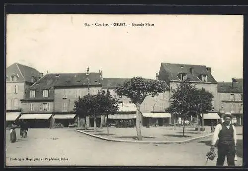 AK Objat, Grande Place avec arbres et bâtiments historiques