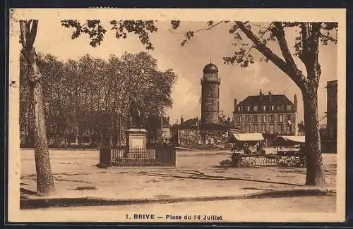 AK Brive, Place du 14 Juillet avec statue et marché en arrière-plan