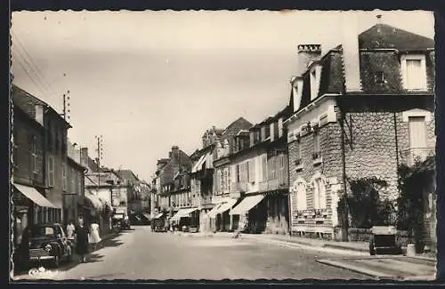 AK Objat, Rue principale avec boutiques et passants