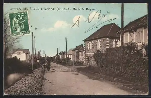 AK La Rivière-de-Mansac, Route de Brignac avec maisons et passants