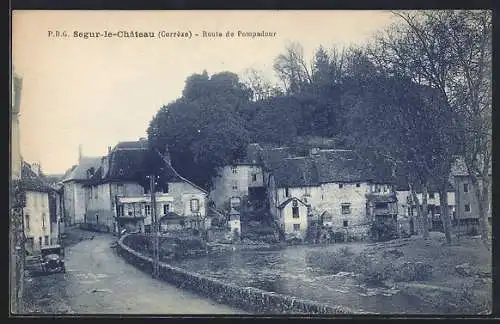 AK Ségur-le-Château, Route de Pompadour et vue sur les maisons au bord de la rivière