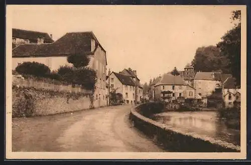 AK Ségur-le-Château, Route de Pompadour le long de la rivière et maisons pittoresques