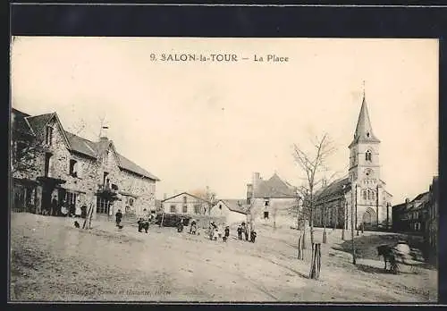 AK Salon-la-Tour, La Place avec église et habitants en scène rurale