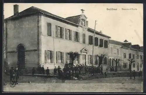 AK Seilhac, Maison d`École avec des enfants devant l`entrée