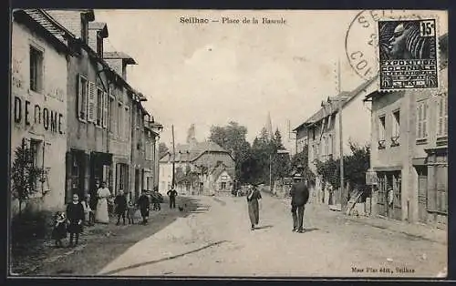 AK Seilhac, Place de la Bascule avec passants et bâtiments alignés