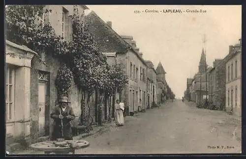 AK Lapleau, Grande Rue avec habitants devant les maisons