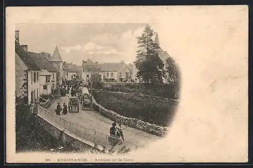 AK Eygurande, Avenue de la Gare animée avec charrettes et passants