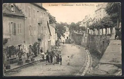 AK Donzenac, Route de Paris avec enfants jouant dans la rue