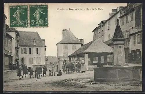 AK Donzenac, Place de la Halle avec fontaine et scène de rue animée