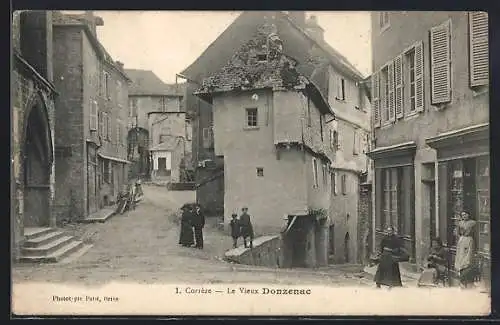 AK Donzenac, Le Vieux Donzenac avec rues pavées et bâtiments historiques