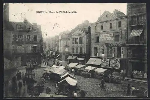 AK Brive, Place de l`Hôtel-de-Ville avec marché animé et facades commercantes