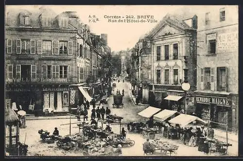 AK Brive, Rue de l`Hôtel-de-Ville animée avec marché et passants