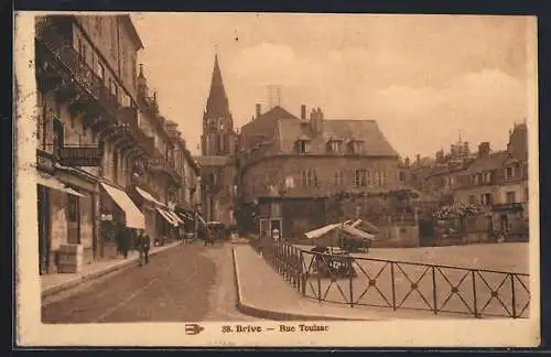 AK Brive, Rue Toulzac avec église en arrière-plan et commerces animés